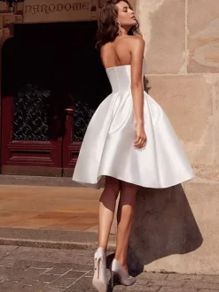 Avec robe de cocktail élégante courte en tissu satiné à col en c艙ur