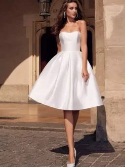 Avec robe de cocktail élégante courte en tissu satiné à col en c艙ur