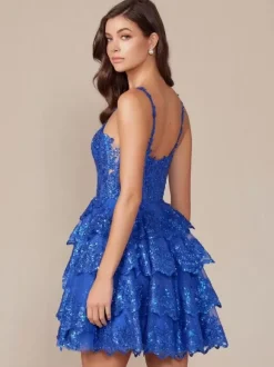 Avec robe de soirée courte à décolleté court et paillettes