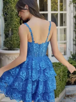 Avec robe de soirée courte à décolleté court et paillettes
