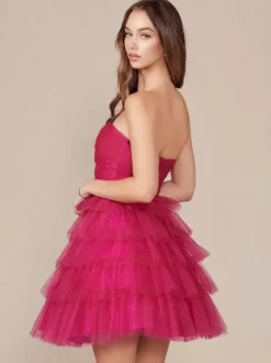 Avec robe de soirée courte en tulle découpé avec décolleté court
