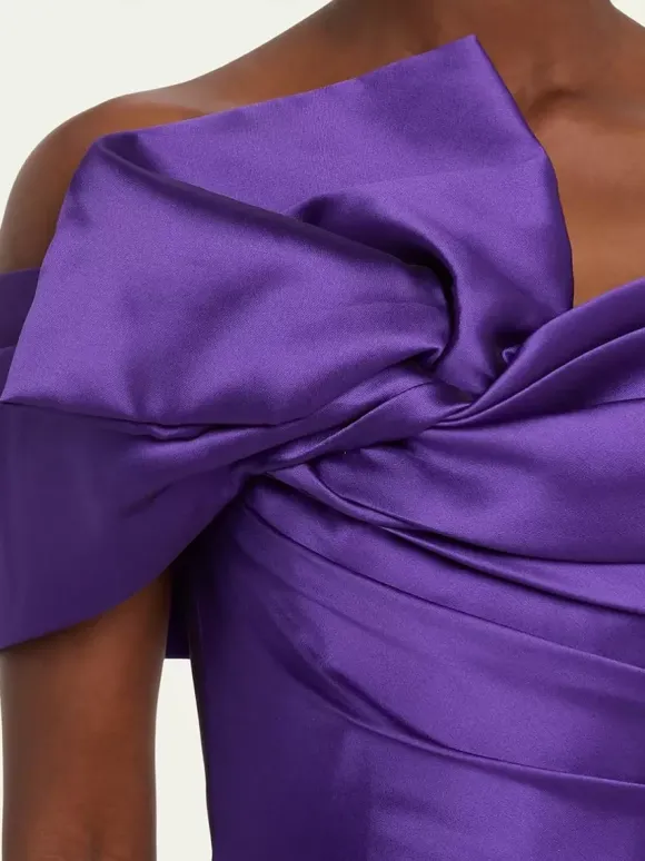 Avec robe de cocktail élégante longueur cheville gaine épaules dénudées tissu satiné plissé
