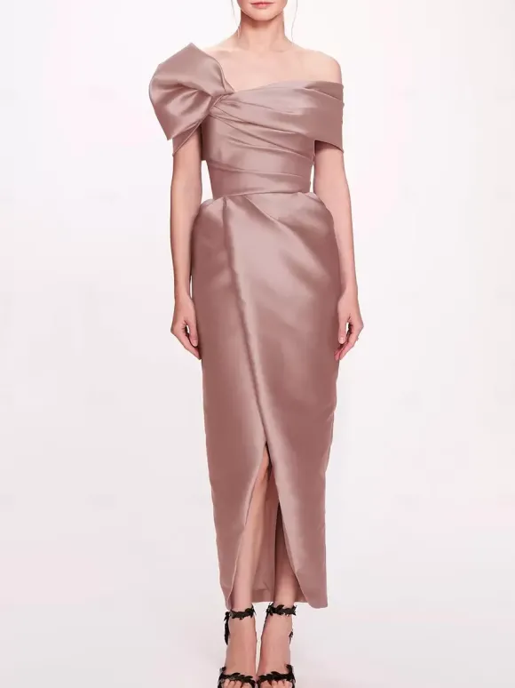 Avec robe de cocktail élégante longueur cheville gaine épaules dénudées tissu satiné plissé