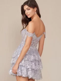 Avec robe de soirée courte en dentelle à découpes et décolleté en c艙ur