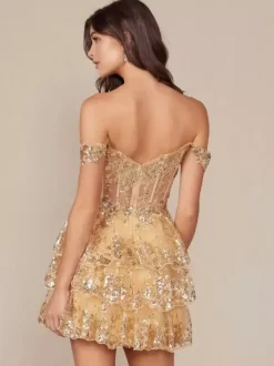 Avec robe de soirée courte en dentelle à découpes et décolleté en c艙ur
