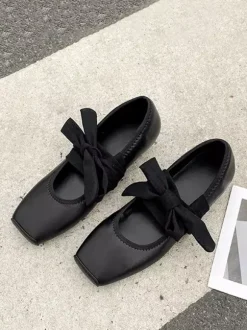 Ballerines noires à bout carré à lacets femmes