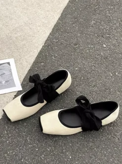 Ballerines noires à bout carré à lacets femmes