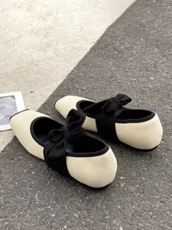 Ballerines noires à bout carré à lacets femmes