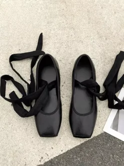 Ballerines noires à bout carré à lacets femmes