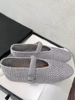 Ballerines noires à bout rond et boucle décorative