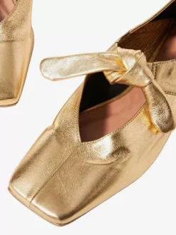 Ballerines dorées à bout carré et détails noués métalliques