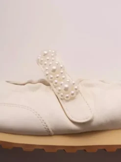 Baskets blanches Mary Jane à bout rond et perles chaussures décontractées à enfiler