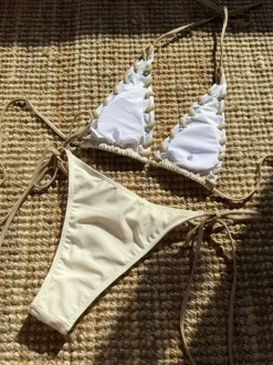 Bikini dos nu sexy aux couleurs contrastées pour l'été 2026