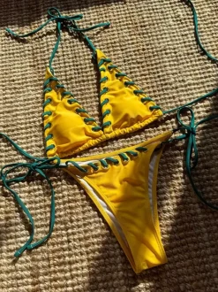Bikini dos nu sexy aux couleurs contrastées pour l'été 2026