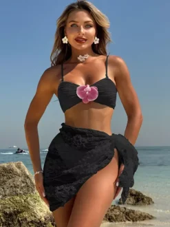 Bikini à motifs floraux et cache-maillot en dentelle pour la plage d'été 2026