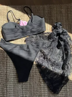 Bikini à motifs floraux et cache-maillot en dentelle pour la plage d'été 2026