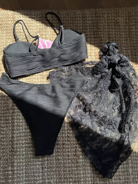 Bikini à motifs floraux et cache-maillot en dentelle pour la plage d'été 2026