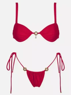 Bikini rouge à nouer sur le côté avec détails en anneau pour la plage d'été 2026