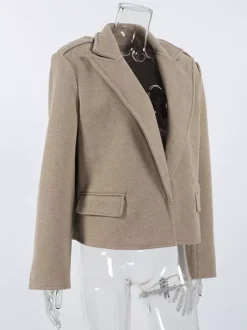 Blazer court pour femme couleur avoine à larges revers - Veste à épaulettes et coupe carrée - Tenues chics de printemps 2026