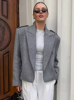 Blazer court pour femme couleur avoine à larges revers - Veste à épaulettes et coupe carrée - Tenues chics de printemps 2026