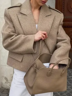 Blazer court pour femme couleur avoine à larges revers - Veste à épaulettes et coupe carrée - Tenues chics de printemps 2026