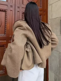 Blazer court pour femme couleur avoine à larges revers - Veste à épaulettes et coupe carrée - Tenues chics de printemps 2026