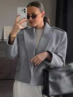 Blazer court pour femme couleur avoine à larges revers - Veste à épaulettes et coupe carrée - Tenues chics de printemps 2026