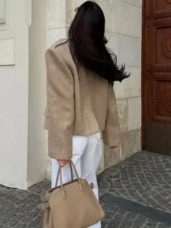 Blazer court pour femme couleur avoine à larges revers - Veste à épaulettes et coupe carrée - Tenues chics de printemps 2026