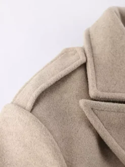 Blazer court pour femme couleur avoine à larges revers - Veste à épaulettes et coupe carrée - Tenues chics de printemps 2026