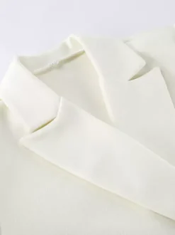 Blazer crème à revers cranté pour femme - Veste oversize à simple boutonnage - Tenue printanière décontractée et minimaliste idéale pour la ville (collection printemps 2026)