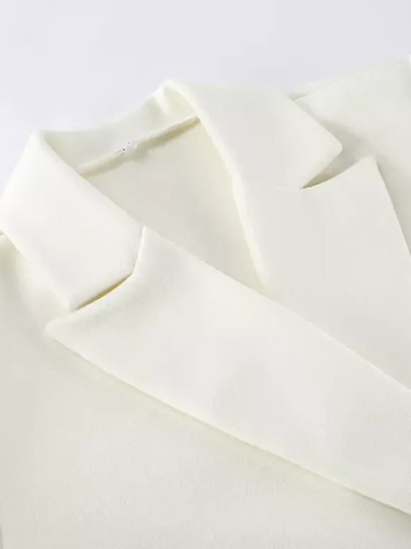 Blazer crème à revers cranté pour femme - Veste oversize à simple boutonnage - Tenue printanière décontractée et minimaliste idéale pour la ville (collection printemps 2026)