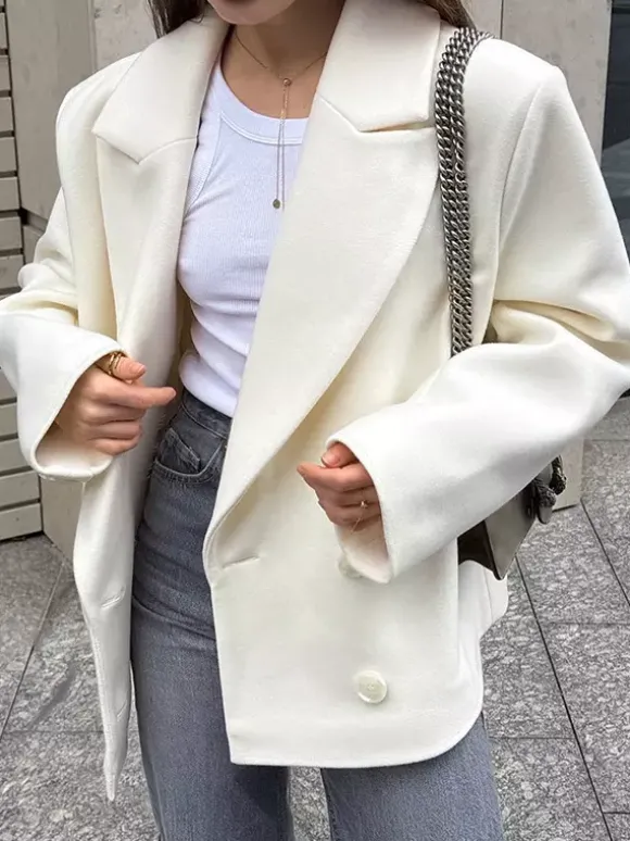 Blazer crème à revers cranté pour femme - Veste oversize à simple boutonnage - Tenue printanière décontractée et minimaliste idéale pour la ville (collection printemps 2026)