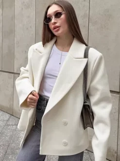 Blazer crème à revers cranté pour femme - Veste oversize à simple boutonnage - Tenue printanière décontractée et minimaliste idéale pour la ville (collection printemps 2026)