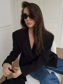 Blazer noir cintré à taille haute et revers cranté pour femme