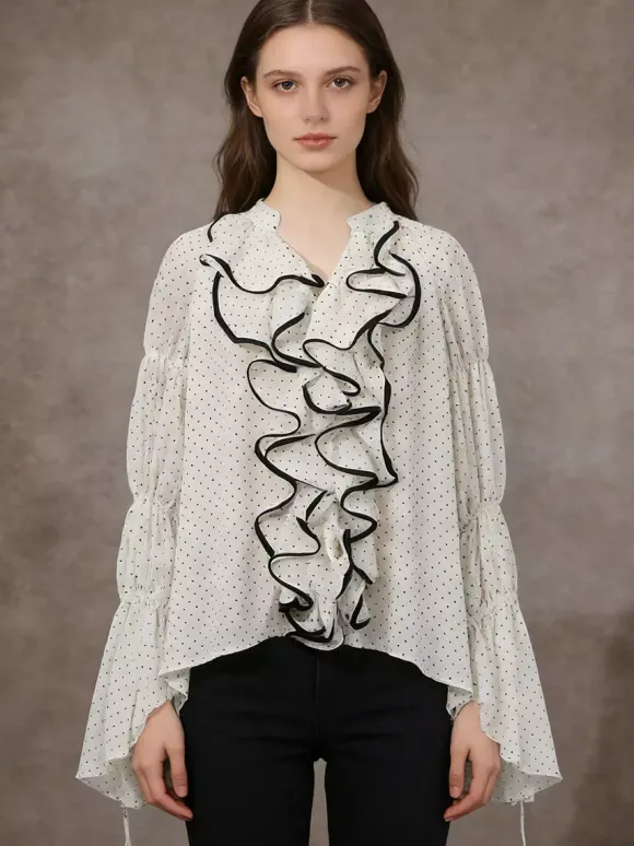 Blouse blanche pour femme col en V manches longues lacées et à volants.
