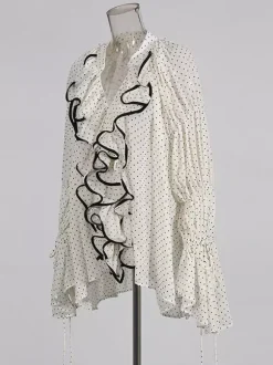 Blouse blanche pour femme col en V manches longues lacées et à volants.