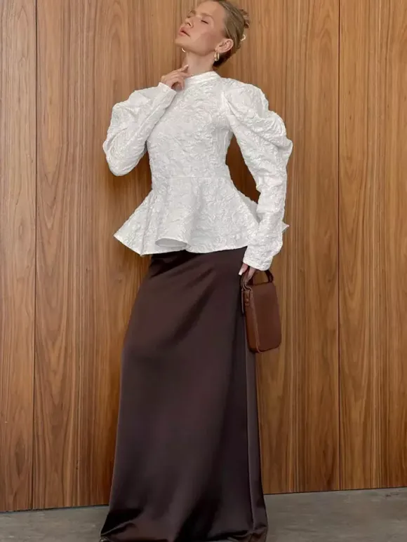 Blouse texturée en jacquard à manches bouffantes col montant taille péplum ourlet évasé