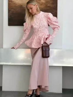 Blouse texturée en jacquard à manches bouffantes col montant taille péplum ourlet évasé