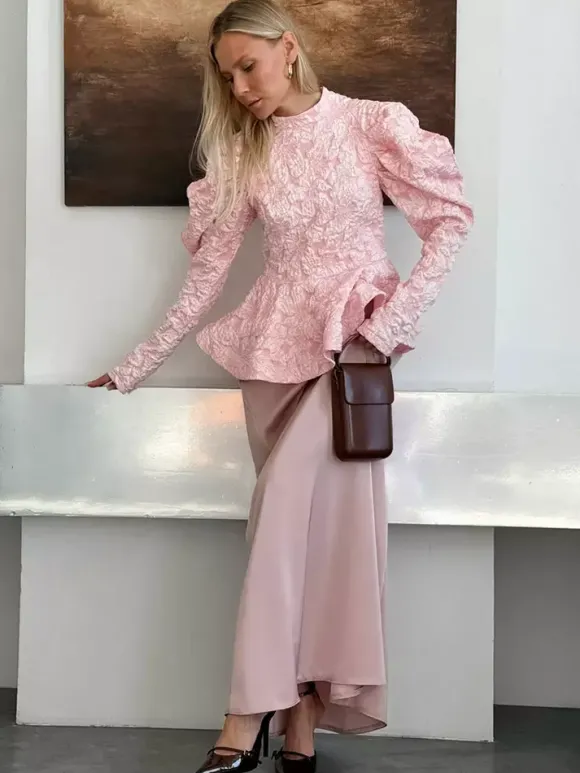 Blouse texturée en jacquard à manches bouffantes col montant taille péplum ourlet évasé
