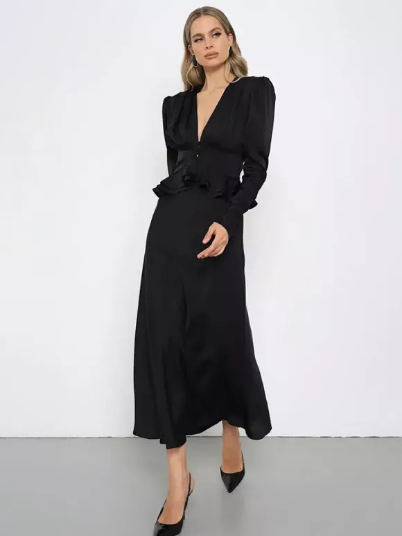 Blouse courte en satin à décolleté en V profond épaules bouffantes et ourlet à volants manches longues coupe ajustée