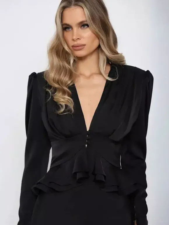 Blouse courte en satin à décolleté en V profond épaules bouffantes et ourlet à volants manches longues coupe ajustée