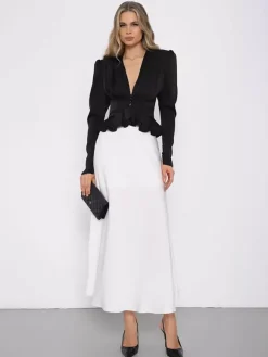 Blouse courte en satin à décolleté en V profond épaules bouffantes et ourlet à volants manches longues coupe ajustée