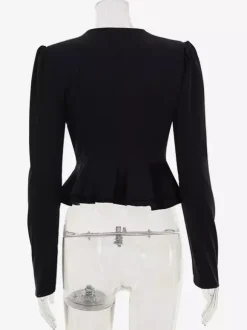 Blouse courte en satin à décolleté en V profond épaules bouffantes et ourlet à volants manches longues coupe ajustée
