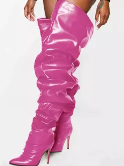 Bottes à talons hauts plissées et larges pour femmes en cuir noir brillant.