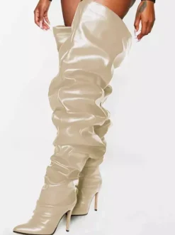 Bottes à talons hauts plissées et larges pour femmes en cuir noir brillant.