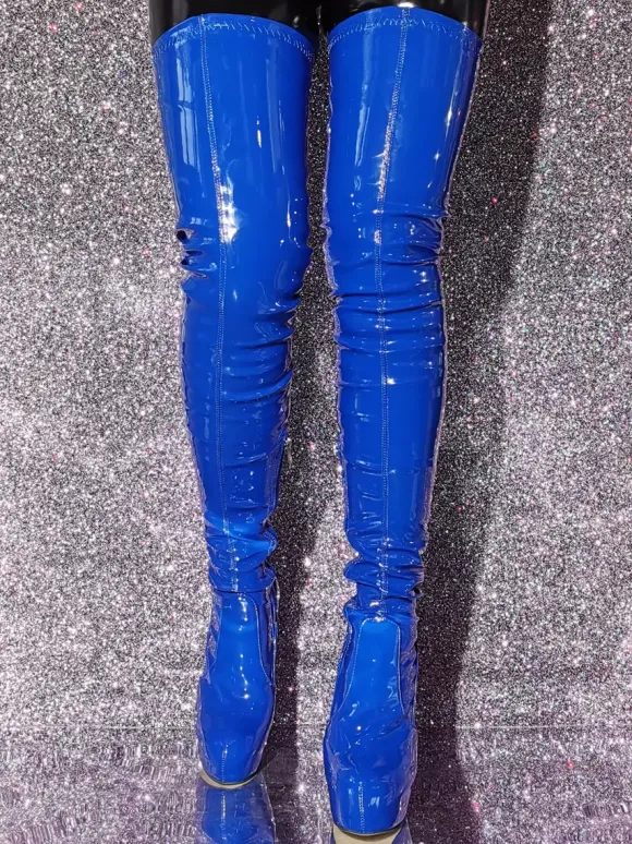 Bottes cuissardes bleues sexy à plateforme et talons hauts au-dessus du genou