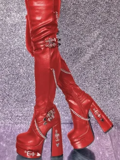 Bottes cuissardes noires gothiques pour femmes à plateforme et talons hauts avec détails métalliques.