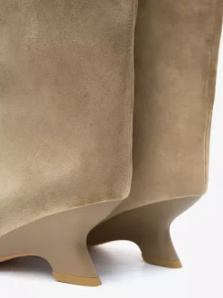 Bottes hautes en daim à bout ouvert et talon design