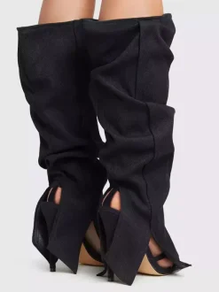 Bottes hautes en denim noir à bout ouvert et découpes à talons hauts.
