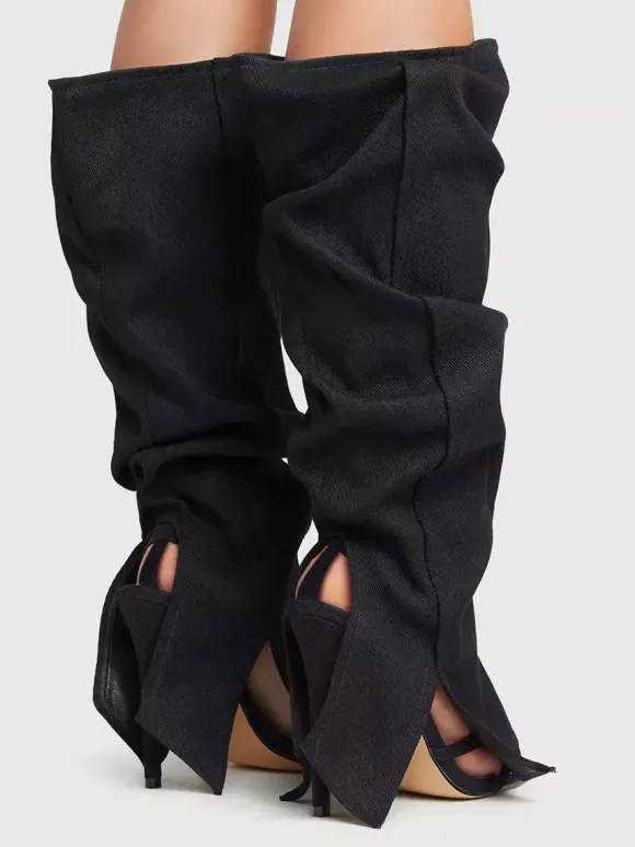 Bottes hautes en denim noir à bout ouvert et découpes à talons hauts.